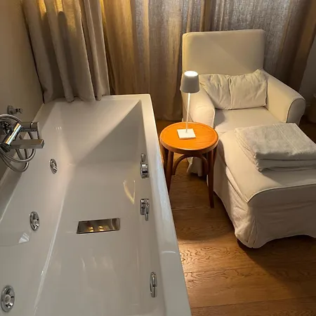 102 Bed and Breakfast 4*